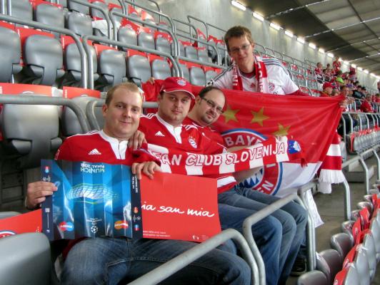 FOTO: Kako so slovenski navijači Bayerna dočakali hladen tuš v Münchnu